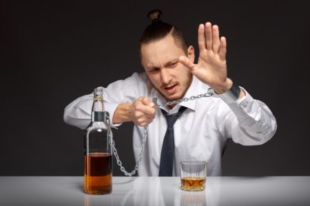 muž nepije alkohol